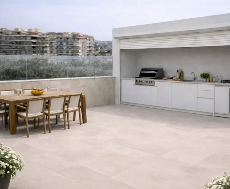 Moderní bytový dům se střešním bazénem v centru Torrevieje 400 m od pláže